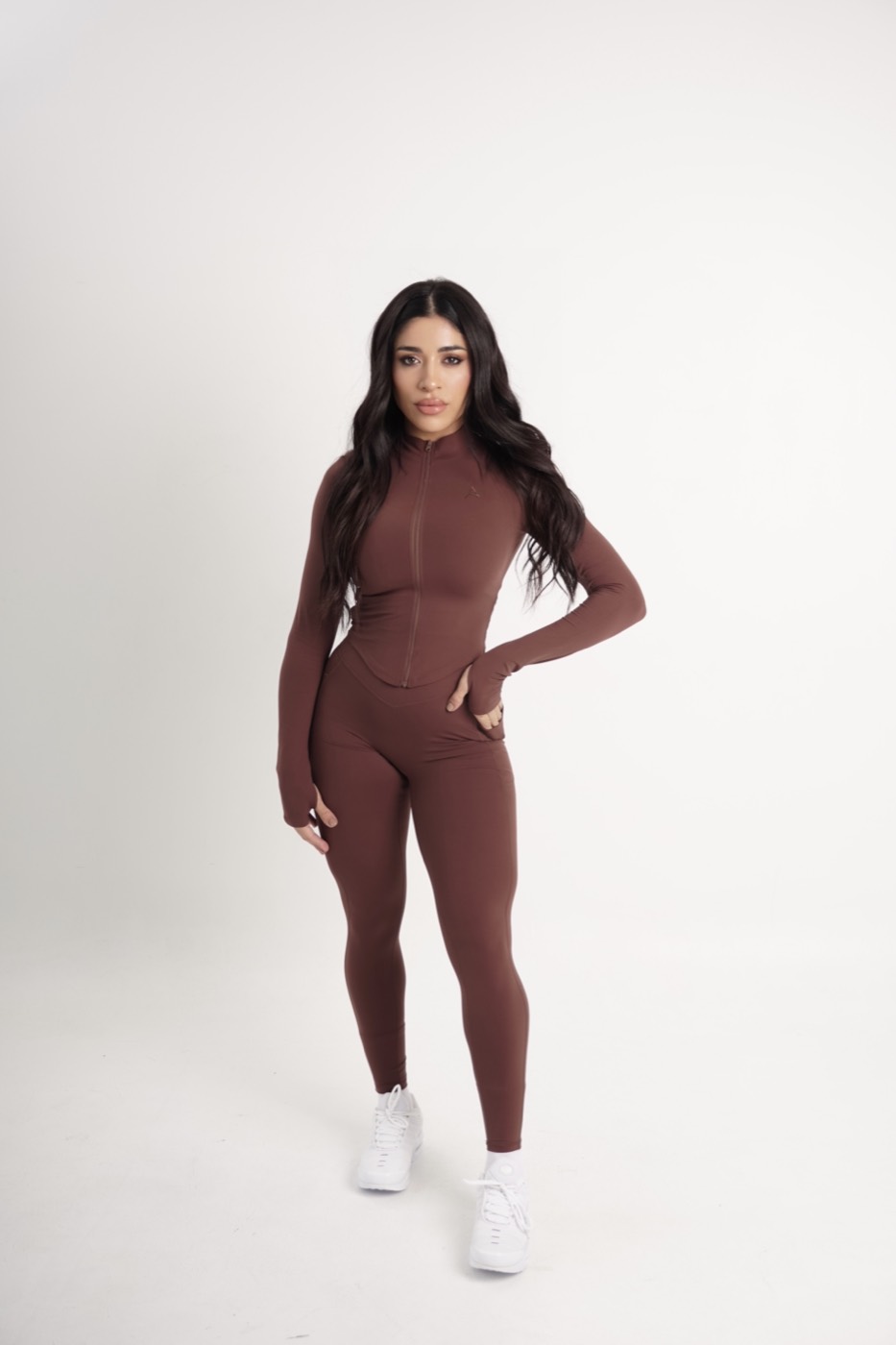 Look completo Inara en marrón: campera y leggings