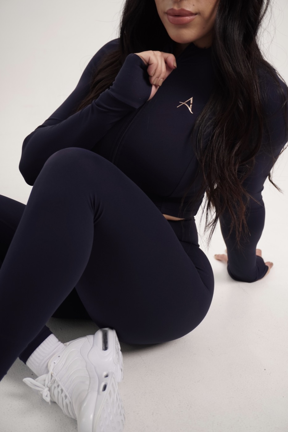 Top y leggings Inara en color oscuro, modelo sentada